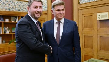 &laquo;&Sigma;&tau;ό&chi;&omicron;&sigmaf; &mu;&alpha;&sigmaf; &eta; &pi;&omicron;&lambda;&tau;&iota;&kappa;ή &alpha;&lambda;&lambda;&alpha;&gamma;ή&raquo; &ndash; &Sigma;&upsilon;&nu;ά&nu;&tau;&eta;&sigma;&eta; &Nu;ί&kappa;&omicron;&upsilon; &Alpha;&nu;&delta;&rho;&omicron;&upsilon;&lambda;ά&kappa;&eta; &mu;&epsilon; &tau;&omicron;&nu; &Epsilon;&upsilon;&rho;&omega;&beta;&omicron;&upsilon;&lambda;&epsilon;&upsilon;&tau;ή &Nu;&iota;&kappa;ό&lambda;&alpha; &Phi;&alpha;&rho;&alpha;&nu;&tau;&omicron;ύ&rho;&eta;