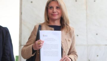 Στον Άρειο Πάγο η Μαρία Καρυστιανού – Κατέθεσε τα έγγραφα για την «Ελπίδα για τη Δημοκρατία»