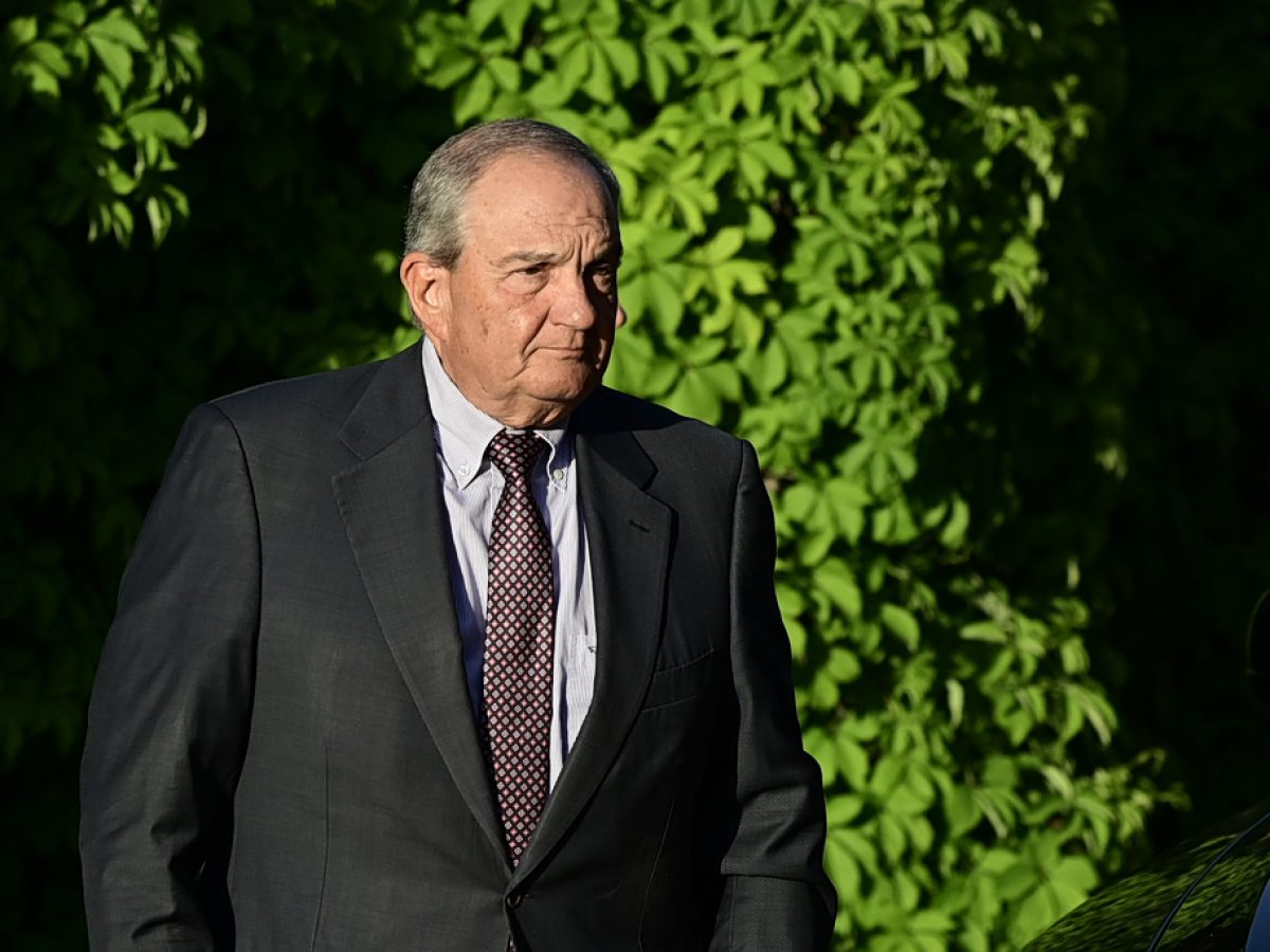 Τα χειροκροτήματα στον Καραμανλή εκνευρίζουν το Μαξίμου