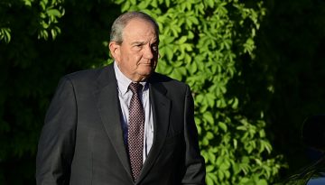 Τα χειροκροτήματα στον Καραμανλή εκνευρίζουν το Μαξίμου
