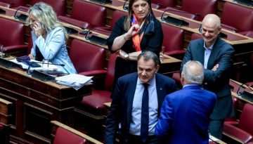 «Θάφτηκε» η εξεταστική για τις υποκλοπές – 155 “όχι” μέσα σε εκρηκτικό κλίμα στη Βουλή