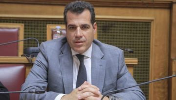 Θάνος Πλεύρης: Μαζεύει από τους δρόµους τους ανήλικους µετανάστες µε τα στιλέτα – Το νέο καθεστώς που εφαρµόζεται
