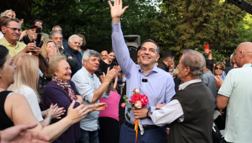 Θερμή υποδοχή του Αλέξη Τσίπρα στο θέατρο Ρεματιάς στο Χαλάνδρι – Δείτε βίντεο