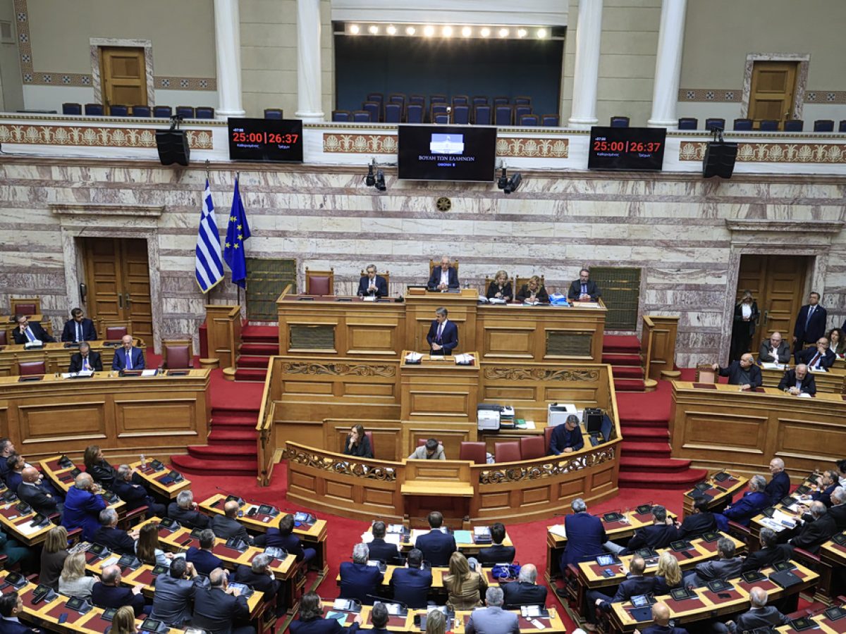 Θέσεις μάχης για τις υποκλοπές: Η στρατηγική του ΠαΣοΚ στη Βουλή και η γραμμή άμυνας της ΝΔ