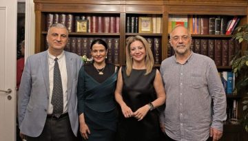«Θυρανοίξια» για το κόμμα Καρυστιανού – Η συλλογή υπογραφών, η πανταχού παρούσα Μαρία Γρατσία και ο… τραγουδιστής δημοσιο