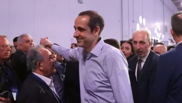 «Τι δουλειά έχει ο κοριός εδώ;» – Η ρετσινιά για τον Γρηγόρη Δημητριάδη δεν σβήνει με 300 ταϊσμένους κλακαδόρους