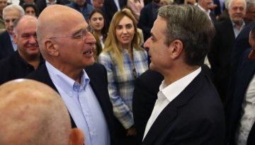 Το εξαιρετικό κλίμα στη Θεσσαλονίκη μεταξύ Μητσοτάκη και Δένδια και η πρόταση να… γυρίσουν στην Αθήνα με το ίδιο αεροπλ
