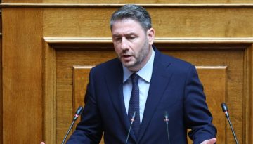 Το ΠΑΣΟΚ με το δάκτυλο στην σκανδάλη: Πίεση στη Βουλή για Εξεταστική, ανοιχτό το χαρτί της δυσπιστίας
