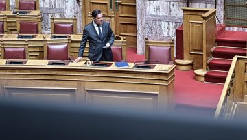 Το ΠΑΣΟΚ πετσοκόβει Αδωνι: Σπάει κάθε ρεκόρ γραφικότητας, πού να ξέρει για την Εργατική Πρωτομαγιά ο πωλητής των βιβλίων