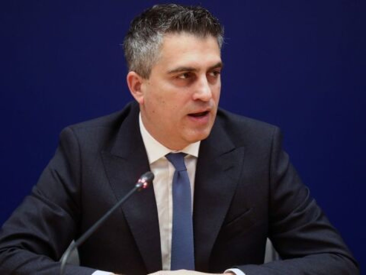 Το ζεστό κλίμα που δημιούργησε ο Χρίστος Δήμας στο υπουργείο Υποδοµών και Μεταφορών με τα μίνι κεράσματά του