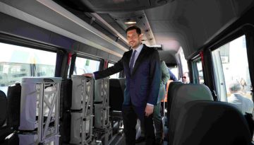ΒΙΝΤΕΟ: Ο Κυρανάκης σβήνει με βούρτσα γκράφιτι και συνθήματα στον σταθμό του ΗΣΑΠ