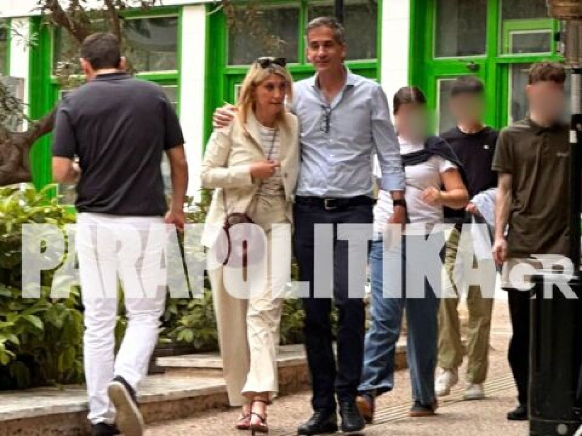 Βόλτα στο κέντρο της Αθήνας για τον Κώστα Μπακογιάννη και τη Σία Κοσιώνη μαζί με τα παιδιά τους (Εικόνες  Βίντεο)