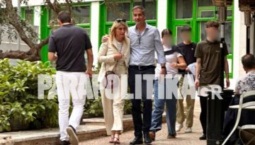 Βόλτα στο κέντρο της Αθήνας για τον Κώστα Μπακογιάννη και τη Σία Κοσιώνη μαζί με τα παιδιά τους (Εικόνες  Βίντεο)