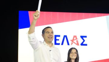 «Βράζει» το ΠΑΣΟΚ για τα copy paste του Αλέξη Τσίπρα – Μια προς μια οι αντιγραφές από την εποχή του Ανδρέα Παπανδρέου