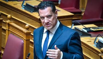 Άδωνις Γεωργιάδης: Απαντά σε πολιτευτή του ΠΑΣΟΚ για την αναμονή στο Αττικόν και τα ράντζα – «Αφήνουμε τους λαϊκιστές να