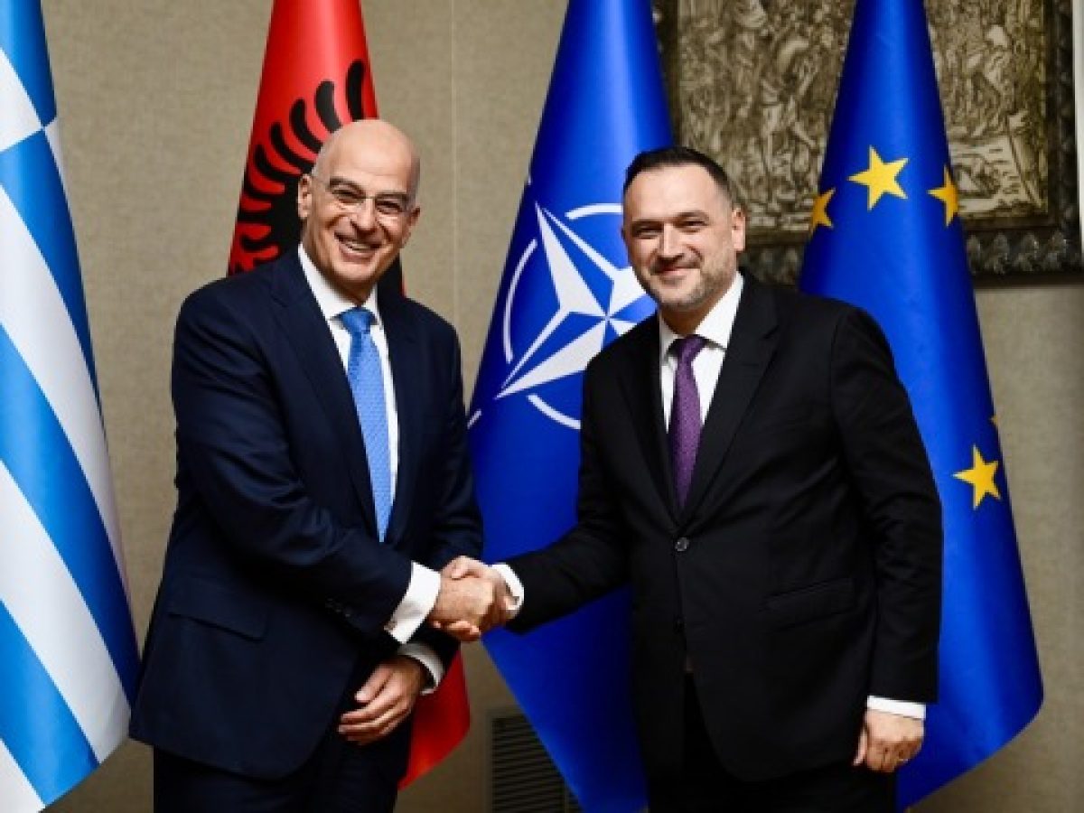 Άμεση σύγκληση της Επιτροπής Εμπειρογνωμόνων για τα Στρατιωτικά Κοιμητήρια συμφώνησε ο Δένδιας με τον Αλβανό ομόλογό του