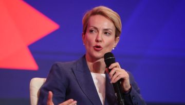 Αλεξάνδρα Σδούκου κατά ΠΑΣΟΚ: Η «θεσμικότητα» έγινε σόου με φέιγ βολάν