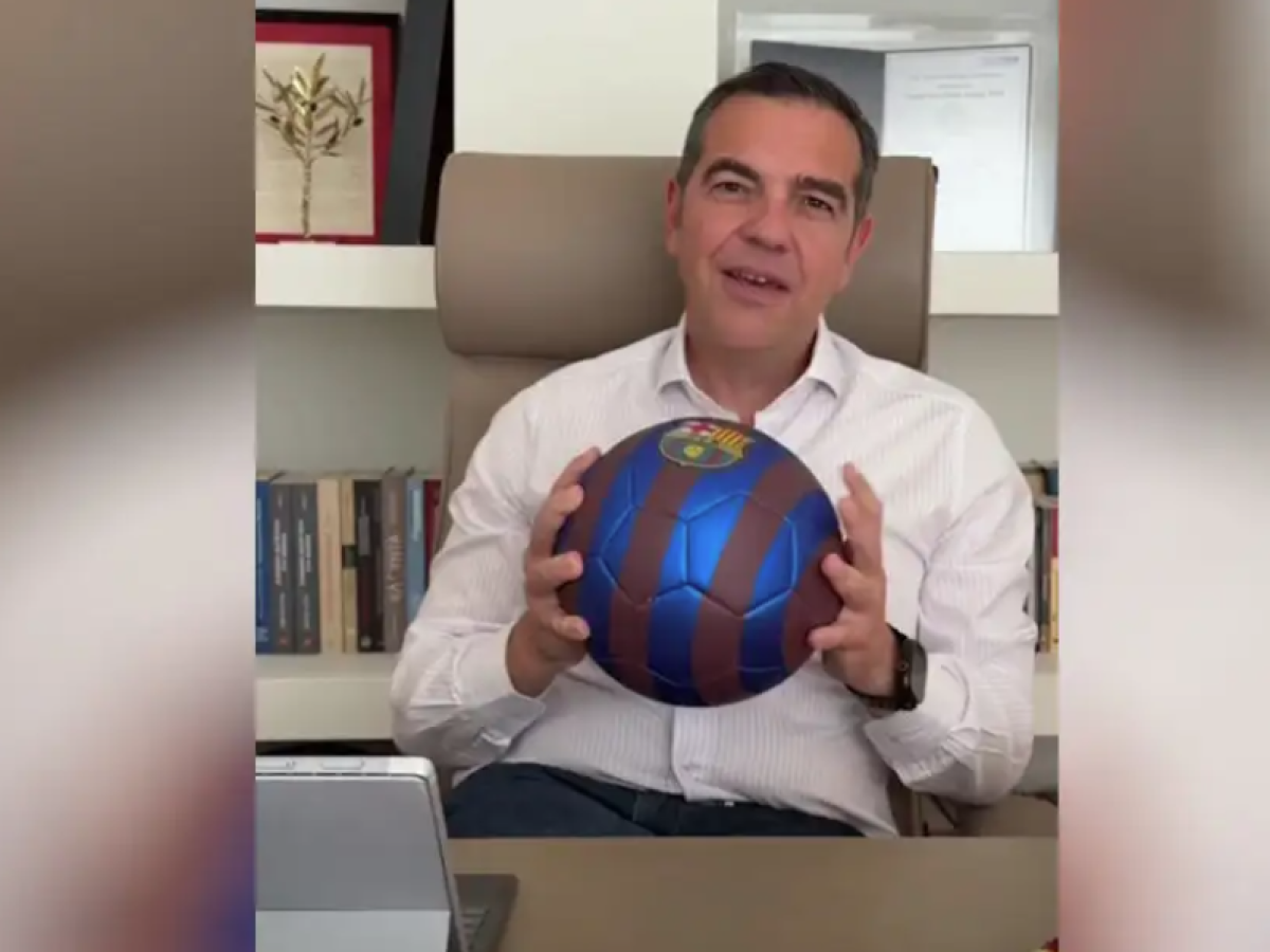 Αλέξης Τσίπρας με μπάλα Μπαρτσελόνα: Τα χρώματα του νέου κόμματος – «Φτιάχνουμε ομάδα για πρωτάθλημα»