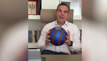 Αλέξης Τσίπρας με μπάλα Μπαρτσελόνα: Τα χρώματα του νέου κόμματος – «Φτιάχνουμε ομάδα για πρωτάθλημα»