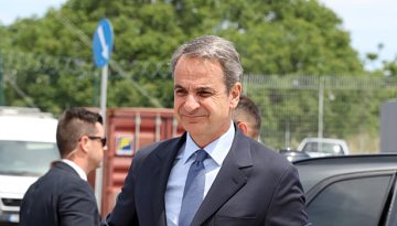 Αμήχανος Μητσοτάκης με εξυπνακισμούς για το ΕΑΜ προσπαθεί να απαξιώσει Τσίπρα και ΕΛΑΣ
