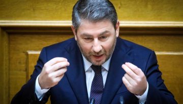 Ανδρουλάκης κατά Μητσοτάκη – Τσίπρα για «εξαρτήσεις» και αιχμές για «χειραγώγηση» μέσω δημοσκοπήσεων