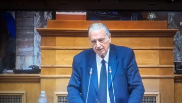 Αντώνιος Κουνάδης στη Βουλή: «Η ελληνική γλώσσα κινδυνεύει από λεξιπενία, βαρβαρισμούς και πολιτισμική παρακμή»