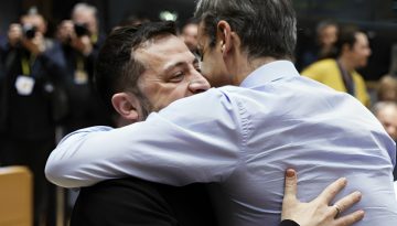 Από που τους κρατάει ο Ζελένσκι; Η κυβέρνηση Μητσοτάκη φοβάται να στείλει διάβημα στην Ουκρανία για το drone που θα τινάζ