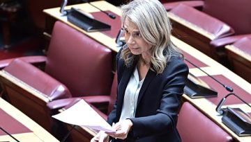 Αποστολάκη κατά Μητσοτάκη: Η κυβέρνηση ανέχεται καταχρηστικές χρεώσεις και υπέρογκα επιτόκια