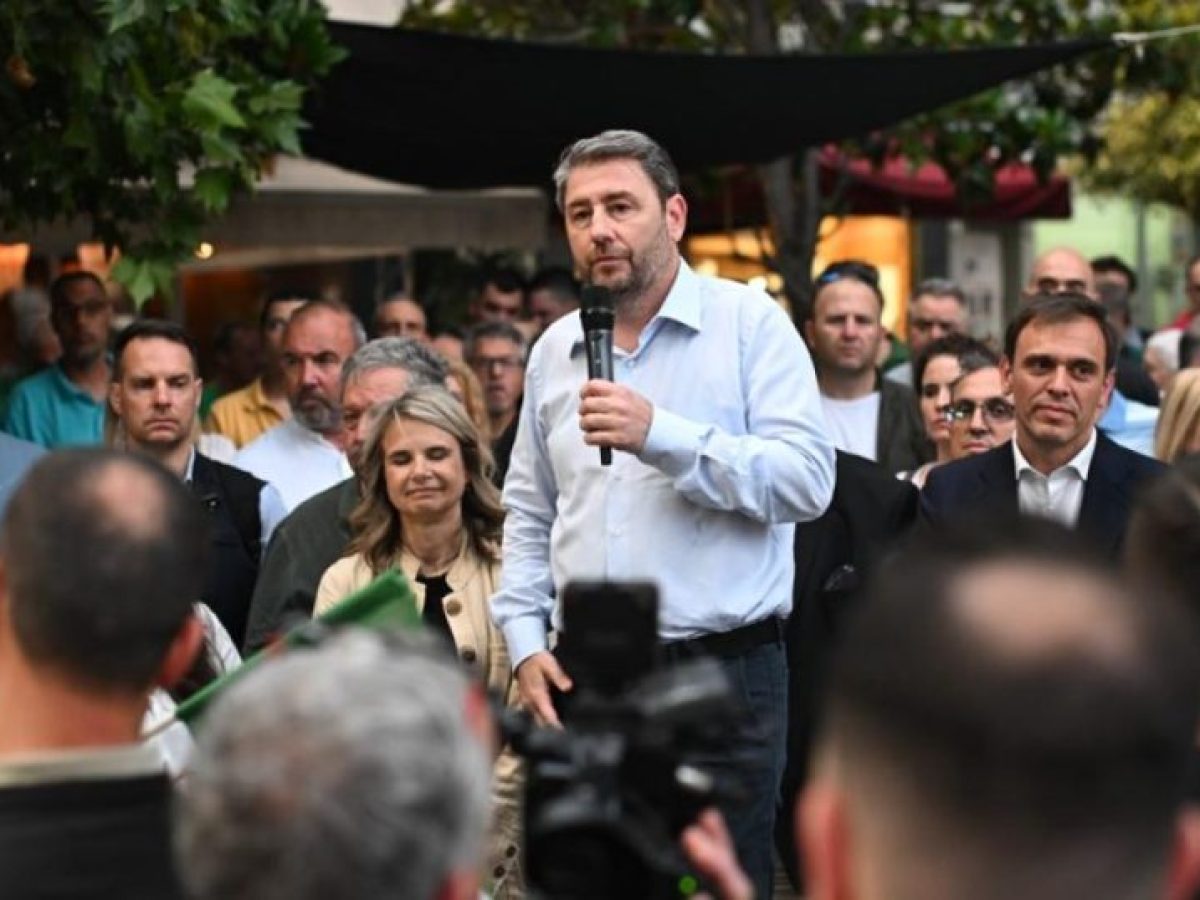 &Alpha;&nu;&delta;&rho;&omicron;&upsilon;&lambda;ά&kappa;&eta;&sigmaf; &alpha;&pi;ό &tau;&eta; &Nu;έ&alpha; &Iota;&omega;&nu;ί&alpha;: &laquo;&Mu;&alpha;&zeta;ί &theta;&alpha; &pi;ά&mu;&epsilon; &tau;&eta;&nu; &Epsilon;&lambda;&lambda;ά&delta;&alpha; &mu;&pi;&rho;&omicron;&sigma;&tau;ά&raquo; (Photos)