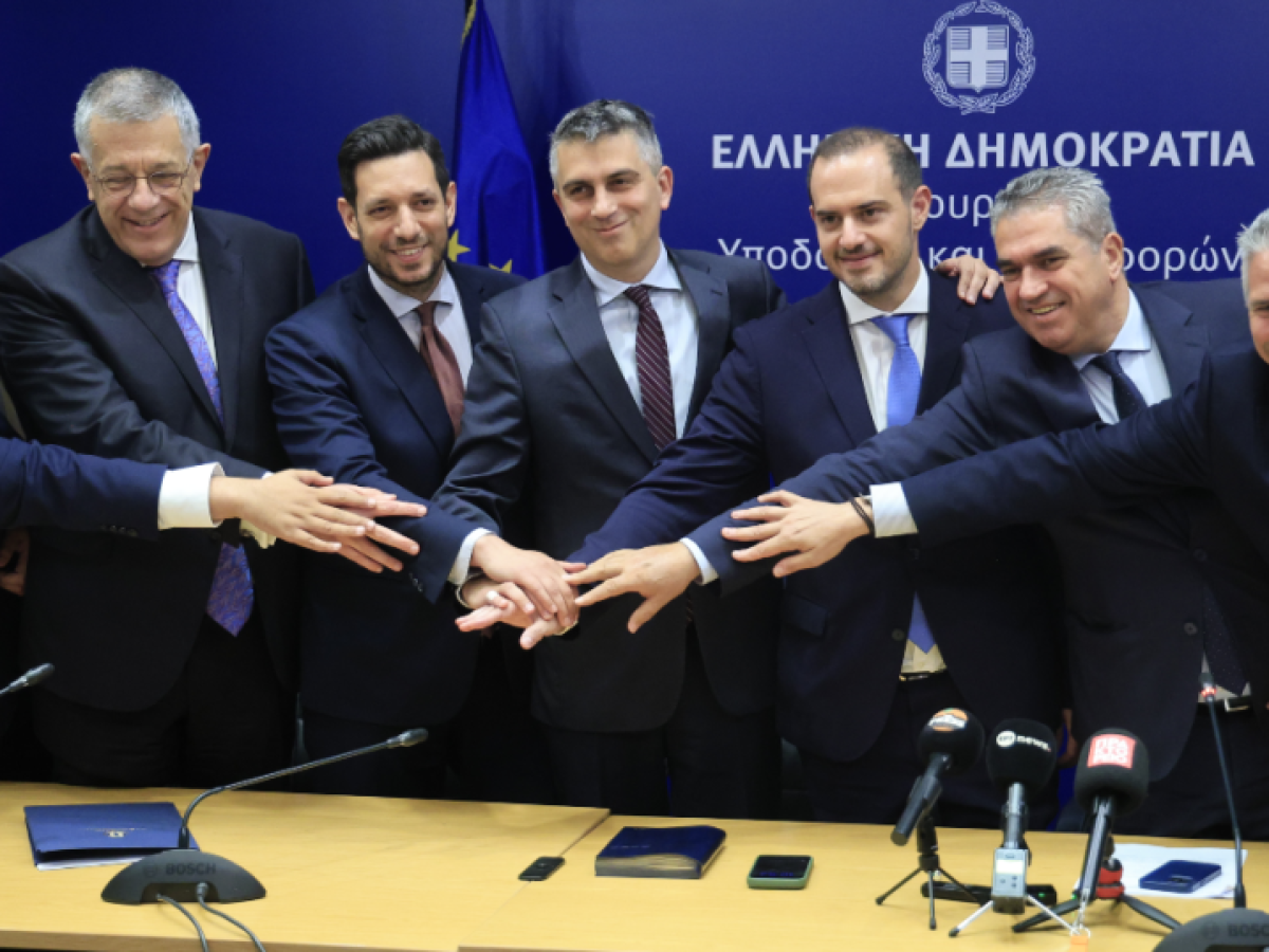 &Alpha;&nu;έ&lambda;&alpha;&beta;&alpha;&nu; &kappa;&alpha;&theta;ή&kappa;&omicron;&nu;&tau;&alpha; &omicron;&iota; &nu;έ&omicron;&iota; &upsilon;&pi;&omicron;&upsilon;&rho;&gamma;&omicron;ί &kappa;&alpha;&iota; &upsilon;&phi;&upsilon;&pi;&omicron;&upsilon;&rho;&gamma;&omicron;ί &mu;&epsilon;&tau;ά &tau;&eta;&nu; &omicron;&rho;&kappa;&omega;&mu;&omicron;&sigma;ί&alpha; [pics,vid]