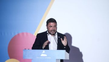 Προσφυγικά: Συγκέντρωση και συνθήματα έξω από το σπίτι του Νίκου Χαρδαλιά – Η ΝΔ καταδικάζει την «άνανδρη επίθεση» – The Press Project – Ειδήσεις, Αναλύσεις, Ραδιόφωνο, Τηλεόραση