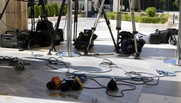 Θεσμική κατοχύρωση στη χειραγώγηση δημοσιογράφων