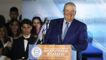 Ο Κηλαηδόνης, η εξουσία και η Ελλάδα – Η ομιλία Καραμανλή σε αποφοίτους