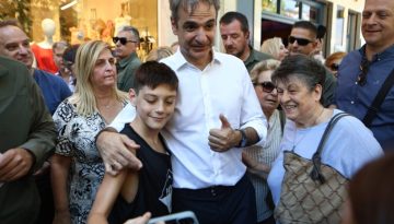 Στη Νέα Σμύρνη ο Μητσοτάκης: Κουβέντα και selfies με τους πολίτες – έπαιξε και τάβλι