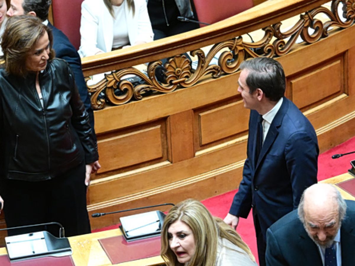 Βουλή: Κόντρα Μπακογιάννη – Δουδωνή για το άρθρο 86 – «Ανέλαβε ρόλο πεθερικών» – «Είμαι καλή πεθερά, το λέει και η νύφη μου» | in.gr