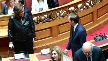 Βουλή: Κόντρα Μπακογιάννη – Δουδωνή για το άρθρο 86 – «Ανέλαβε ρόλο πεθερικών» – «Είμαι καλή πεθερά, το λέει και η νύφη μου» | in.gr