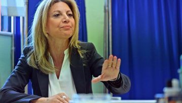 Καρυστιανού: «Η ΕΛΠΙΔΑ καθαρίζει και συνεχίζει» – Καταγγέλλει αρχηγιλίκια, εκβιασμούς