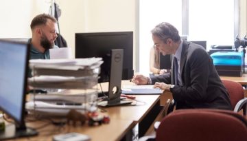 Στο ΑΤ για νέα ταυτότητα ο Μητσοτάκης (εικόνες, βίντεο)