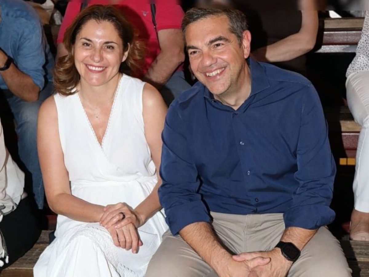 Στο θέατρο Λυκαβηττού ο Αλέξης Τσίπρας με την Μπέττυ Μπαζιάνα – Είδαν την παράσταση «Εγώ θα σας τα πω» – ΤΑ ΝΕΑ