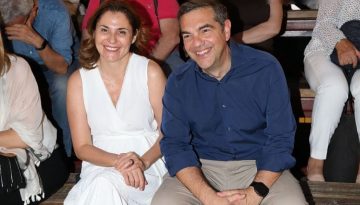 Στο θέατρο Λυκαβηττού ο Αλέξης Τσίπρας με την Μπέττυ Μπαζιάνα – Είδαν την παράσταση «Εγώ θα σας τα πω» – ΤΑ ΝΕΑ