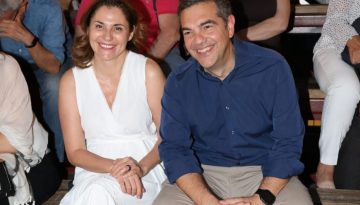 Στον Λυκαβηττό ο Αλέξης Τσίπρας με την Μπέτυ Μπαζιάνα – Είδαν παράσταση που σατιρίζει και τον ίδιο