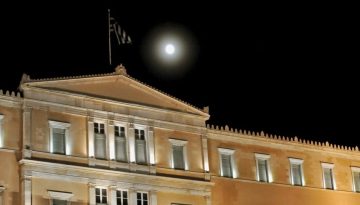 «Μαύρα μεσάνυχτα» – Κατατέθηκαν… νύχτα οι 8 στις 10 τροπολογίες στη Βουλή την περίοδο 2023-26
