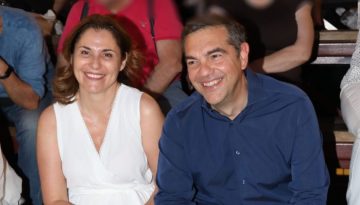 Αλέξης Τσίπρας και Μπέττυ Μπαζιάνα στο θέατρο Λυκαβηττού: Παρακολούθησαν το «Εγώ θα σας τα πω»
