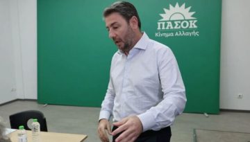 Η δημοσκοπική κατηφόρα για το ΠΑΣΟΚ του Ανδρουλάκη, το “φλερτ” ακόμα και με την πέμπτη θέση και η ασφυκτική πίεση από Μητσοτάκη – Τσίπρα