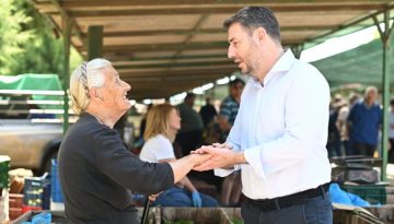 Ανδρουλάκης από τη Ρόδο: «Η ακρίβεια γεμίζει τα ταμεία και αδειάζει τις τσέπες»