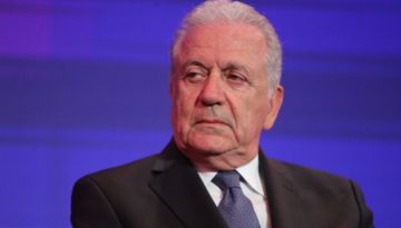 Ο Αβραμόπουλος που “έπαθε Λαζαρίδη” με τη “μπούρδα” και η ενόχληση Χρυσοχοΐδη με τον ισχυρισμό του για το ένταλμα σύλληψης