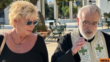 Η λεζάντα της Δήμητρας Λιάνη σε φωτογραφία της από τον τάφο του Παπανδρέου: Η σιγή της μοναχικής αξιοπρέπειας τιμά τον Ανδρέα
