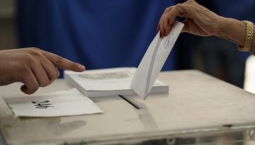 Δημοσκόπηση Metron Analysis: Σταθεροποίηση στο 28,5% για ΝΔ – Στο 15,2% το κόμμα Τσίπρα
