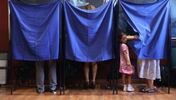 Δημοσκοπήσεις: Τι βλέπουν στις μετρήσεις τα κόμματα – Οι ευκαιρίες, οι παγίδες και η γκρίζα ζώνη