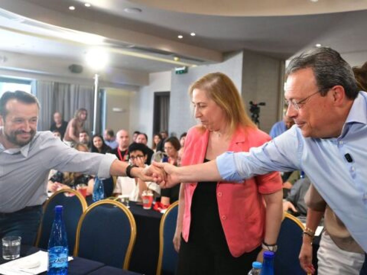 &Sigma;&Upsilon;&Rho;&Iota;&Zeta;&Alpha;: &Omicron;&iota; &alpha;&phi;ί&xi;&epsilon;&iota;&sigmaf;, &omicron;&iota; &chi;&epsilon;&iota;&rho;&alpha;&psi;ί&epsilon;&sigmaf; &kappa;&alpha;&iota; &tau;&alpha; &ldquo;&pi;&eta;&gamma;&alpha;&delta;ά&kappa;&iota;&alpha;&rdquo; &sigma;&tau;&eta; &sigma;&upsilon;&nu;&epsilon;&delta;&rho;ί&alpha;&sigma;&eta; &tau;&eta;&sigmaf; &Kappa;&epsilon;&nu;&tau;&rho;&iota;&kappa;ή&sigmaf; &Epsilon;&pi;&iota;&tau;&rho;&omicron;&pi;ή&sigmaf; (&Epsilon;&iota;&kappa;ό&nu;&epsilon;&sigmaf;